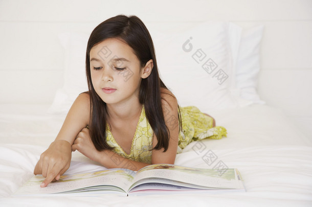 读故事书的女孩