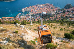全景视图的缆车和杜布罗夫尼克老城在达尔马提亚，克罗地亚-突出的旅游目的地的克罗地亚。杜布罗夫尼克老城在 1979 年被列为联合国教科文组织世界文化遗产.
