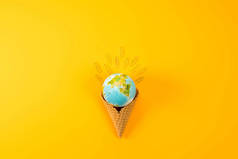 在黄色纸夹子的华夫饼锥中地球地球仪的顶部视图