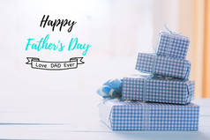 快乐的父亲日概念。明亮的蓝色粉彩木桌背景美丽的礼物盒栈.