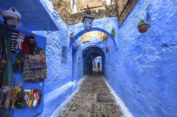 蓝色的墙壁和楼梯装饰着色彩缤纷的花盆.