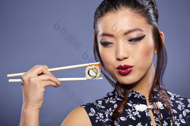 女人控股寿司用筷子