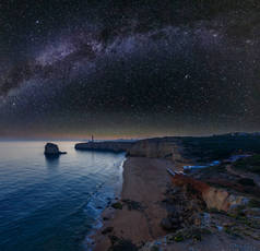 夜海海岸和星空银河