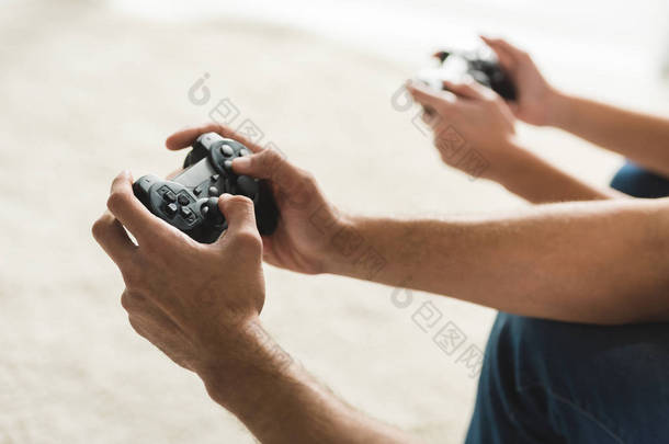 游戏的夫妇玩电脑游戏的拍摄