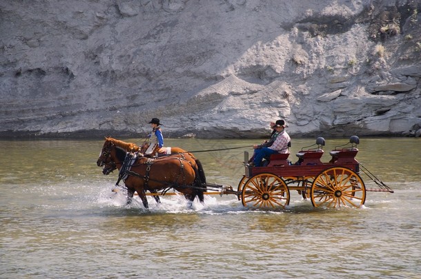 牛仔和马车穿过一条河