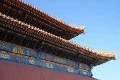 瓷砖屋顶和门面装饰的中国图案。故宫, 北京, 中国.