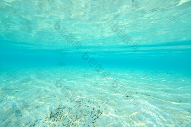美丽的蓝色清晰自然水