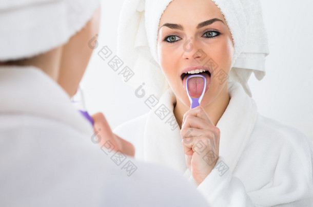 女人清洗她的舌头
