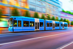 在城市的街道在斯德哥尔摩，瑞典现代有轨电车
