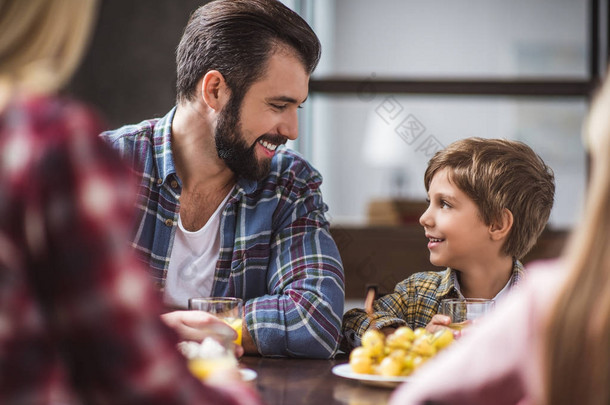 父亲和儿子一起<strong>吃</strong>早餐