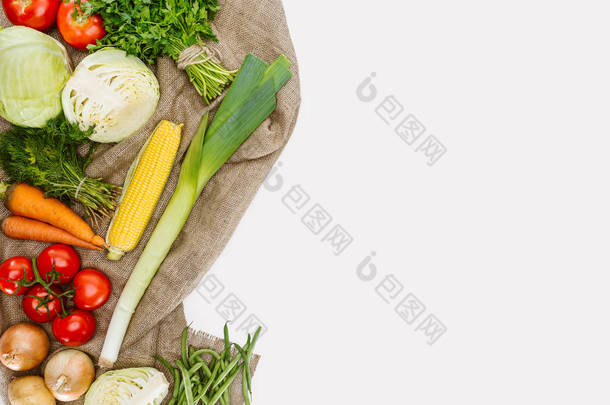在白色的麻布上排列的新鲜蔬菜的食物成分