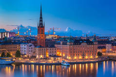 晚上在瑞典首都斯德哥尔摩老城区的 gamla stan 的 Riddarholmen 风景