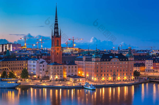 晚上在瑞典首都斯德哥尔摩<strong>老</strong>城区的 gamla stan 的 Riddarholmen 风景