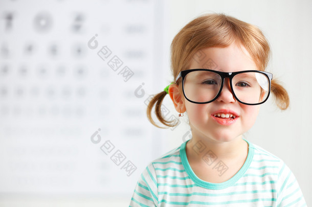视力测试的概念。儿童<strong>女孩</strong>与<strong>眼镜</strong>