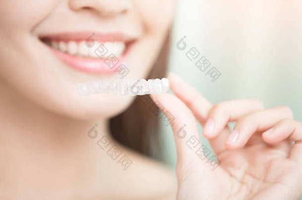  微笑与隐形牙套的女人