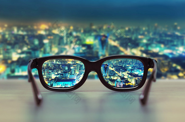 城市夜景观集中在眼镜镜片