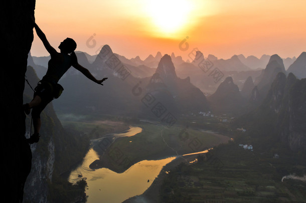 女运动员对中国高山的夕阳的剪影