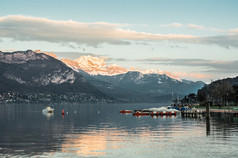 阿纳西湖的美景