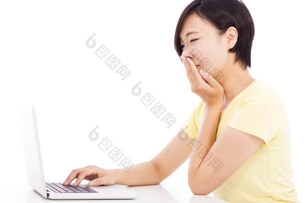 在一台笔记本电脑，在白色背景上孤立面前哭的女人