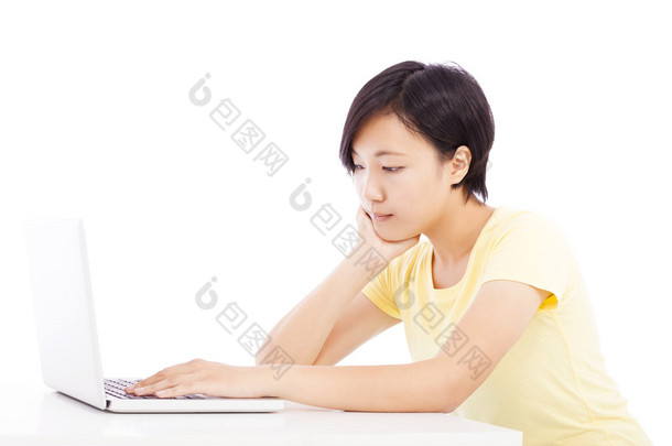 疲惫的女子，在一台笔记本电脑，在白色背景上孤立