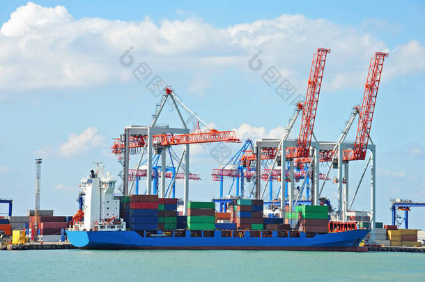 港口货物起重机、 船舶和集装箱