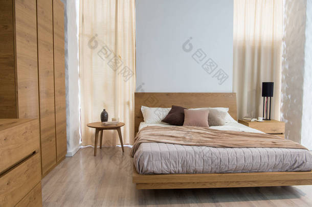 现代设计中的衣柜与床的舒适卧室内饰