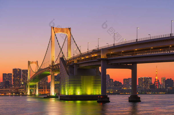 黄昏时分的<strong>彩虹桥</strong>和东京塔
