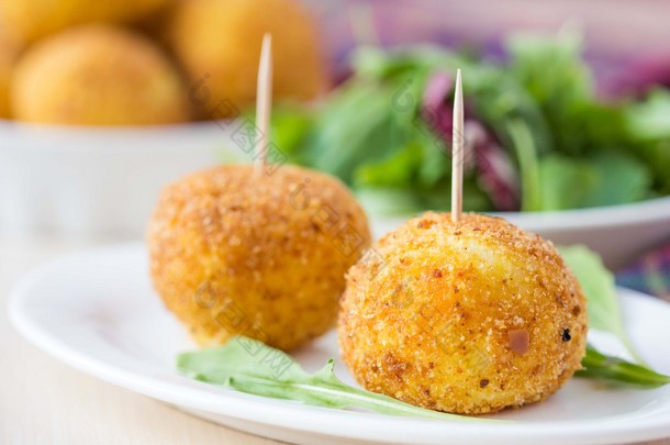 意大利开胃菜 arancini，酿肉油的饭团