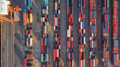 集装箱货船的空中俯视在城市城市进出口业务和物流国际货物。用起重机将货物运到港口.