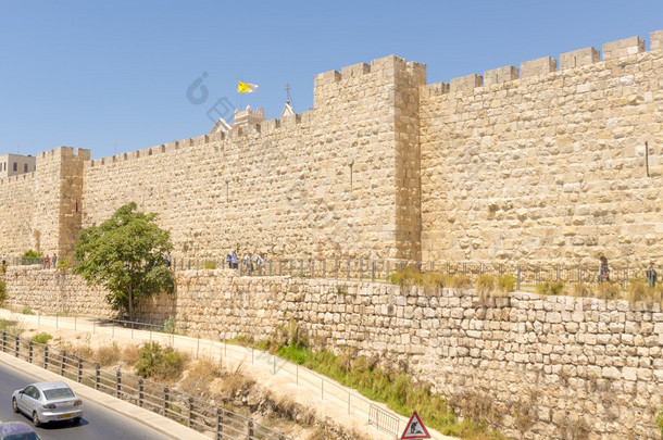 古老的城墙和塔楼在老耶路撒冷