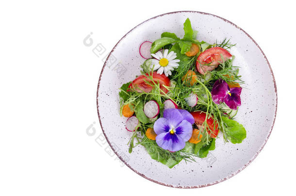 蔬菜沙拉与可食用的花朵在白色<strong>背景</strong>