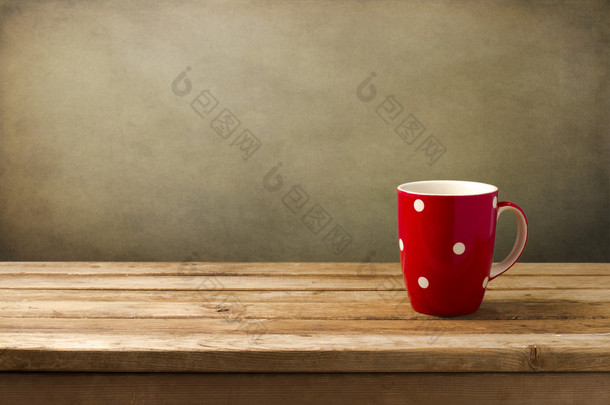 红色杯子用木制桌上的点