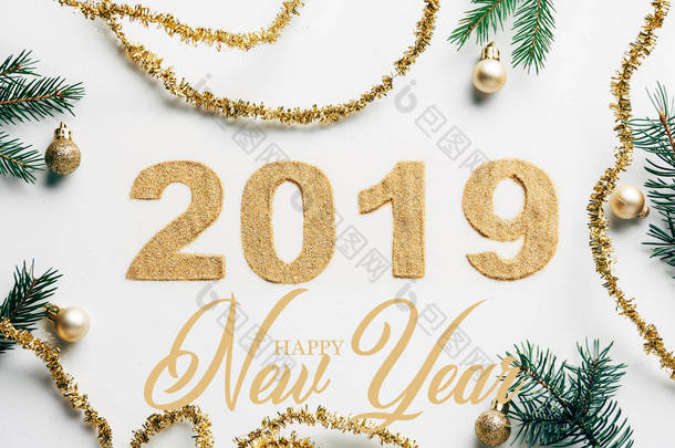 2019年标志的最高视图, 松树分枝, 金色花环和圣诞球在白色背景与 