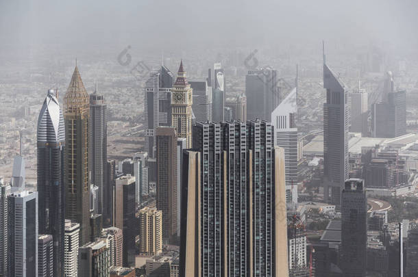 风景秀丽的迪拜市中心建筑。屋顶的地平线上有许多摩天大楼。阿联酋迪拜.