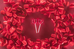 两个心形糖果和美丽的红色花瓣, 情人节概念
