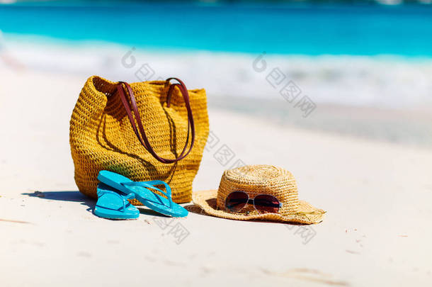 草帽，袋、 太阳镜和热带的海滩上拖鞋