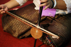 泰国服饰风格的玩泰国小提琴