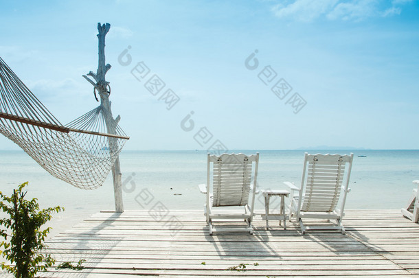 白色的沙滩椅和吊床