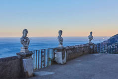 与萨莱诺海湾从别墅 Cimbrone 花园拉韦洛，那不勒斯，意大利著名的阿马尔菲海岸的风景明信片视图