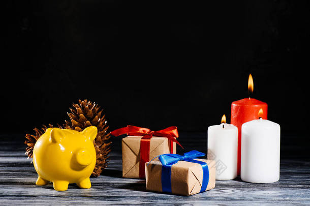 黄色小<strong>猪</strong>银行, 松树锥, 圣诞礼物和燃烧的蜡烛