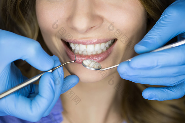 牙科医生在<strong>牙医</strong>中检查病人的牙齿.
