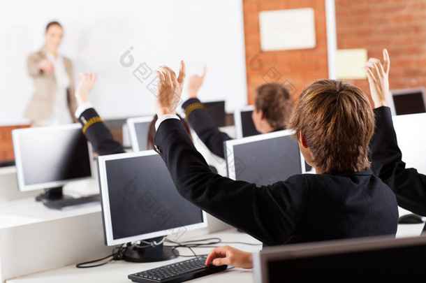 群高中学生举起<strong>手</strong>来在电脑类