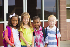 年幼的孩子开学第一天的肖像