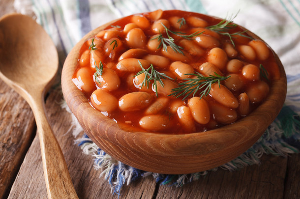 白豆，番茄汁在一个木碗