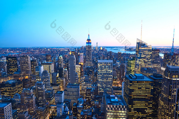 曼哈顿的帝国大厦在夜间的<strong>城</strong>市景观观