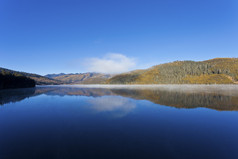在秋季的属都湖。云南省香格里拉普达措国家公园,