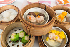 点心，各种中国蒸饺子在蒸笼中餐厅。在蒸汽的篮子里，中餐点心