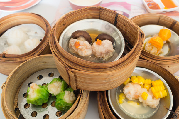 点心，<strong>各种</strong>中国蒸饺子在蒸笼中餐厅。在蒸汽的篮子里，中餐点心