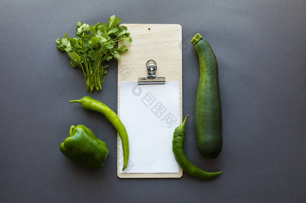 蔬菜与空白纸张和切菜板