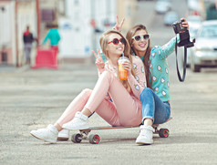 时髦女友采取自拍照在城市城市文脉-友谊和乐趣的新趋势和技术的概念-最好的朋友用相机人间的时刻